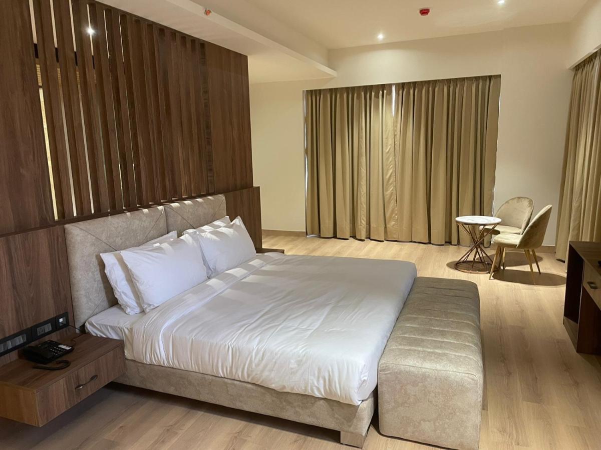 Dayal Gateway Hotel Лакнау Екстериор снимка