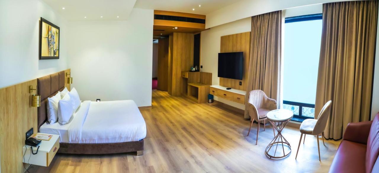 Dayal Gateway Hotel Лакнау Екстериор снимка