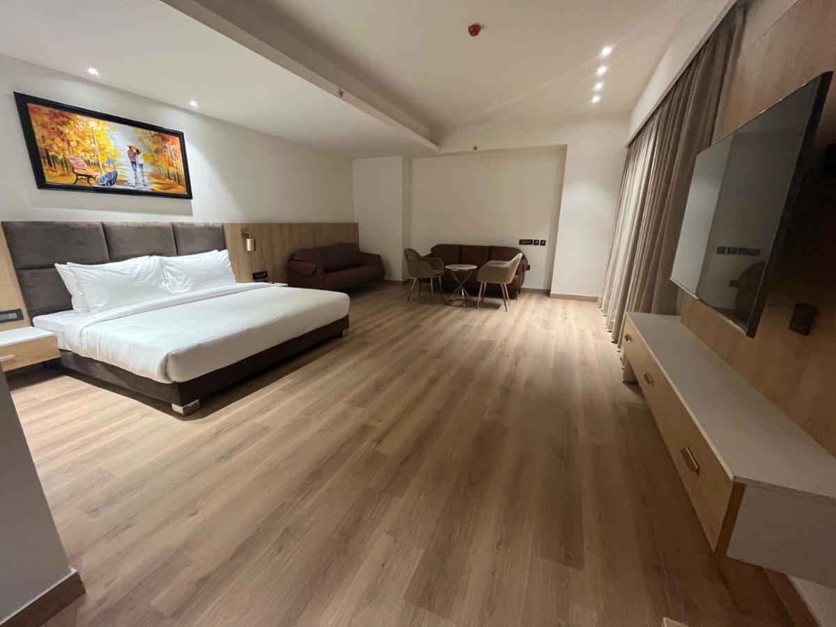 Dayal Gateway Hotel Лакнау Екстериор снимка