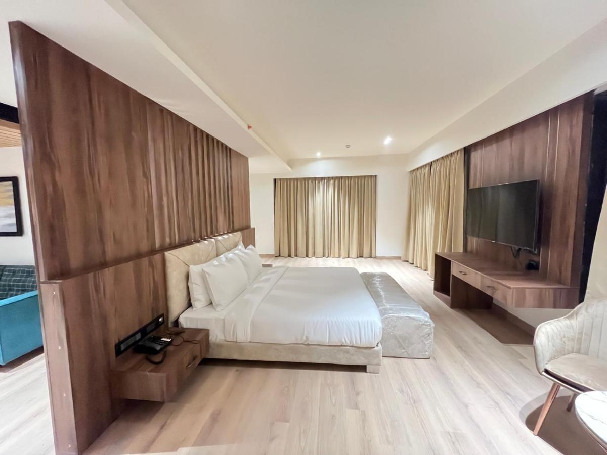 Dayal Gateway Hotel Лакнау Екстериор снимка