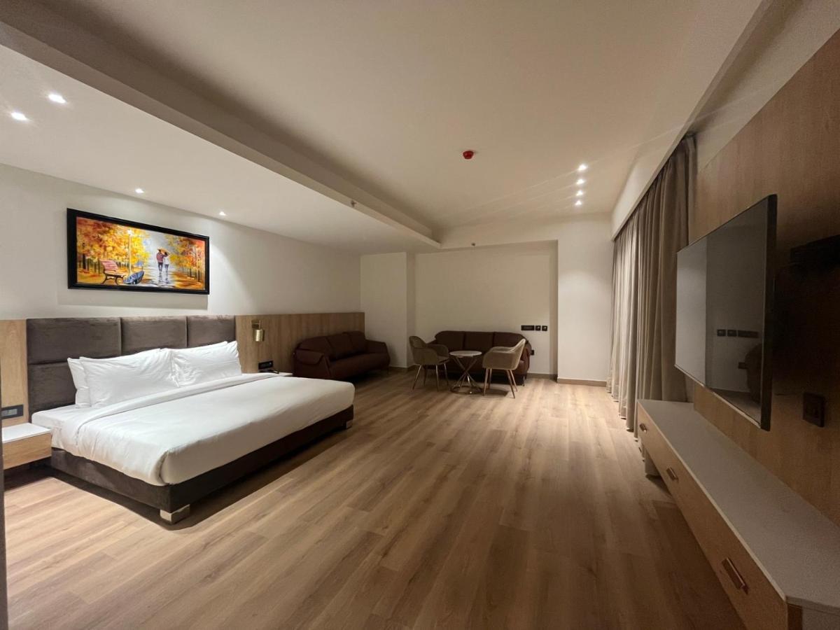 Dayal Gateway Hotel Лакнау Екстериор снимка