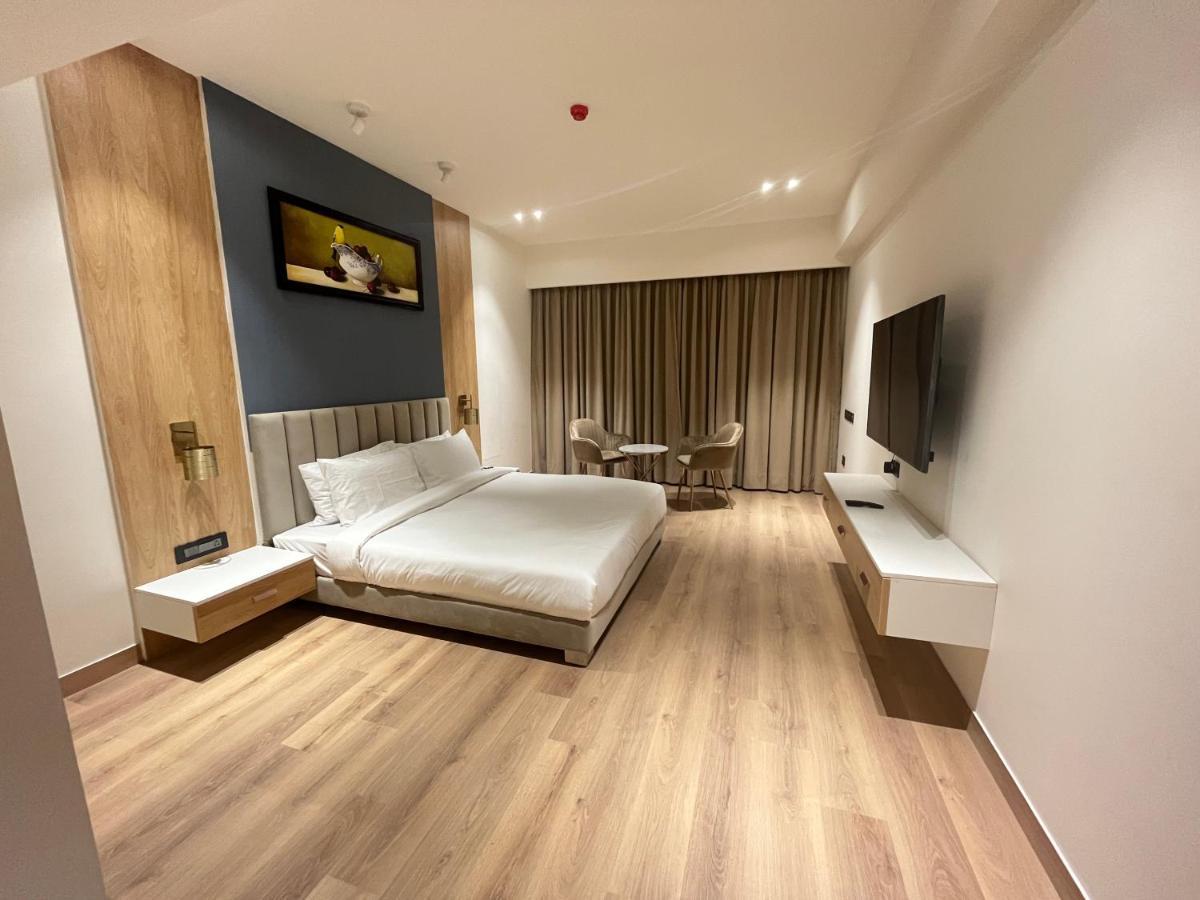 Dayal Gateway Hotel Лакнау Екстериор снимка