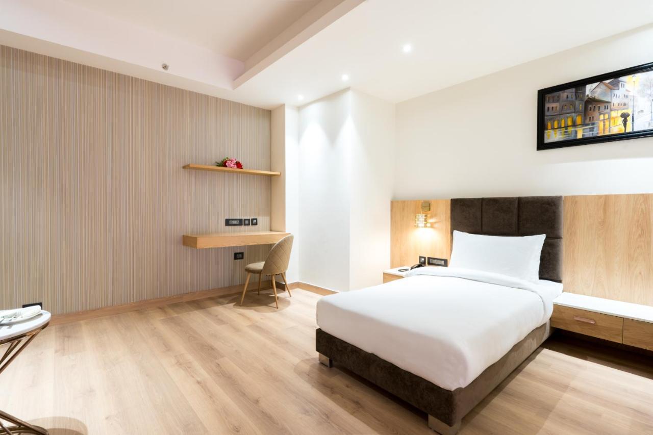 Dayal Gateway Hotel Лакнау Екстериор снимка