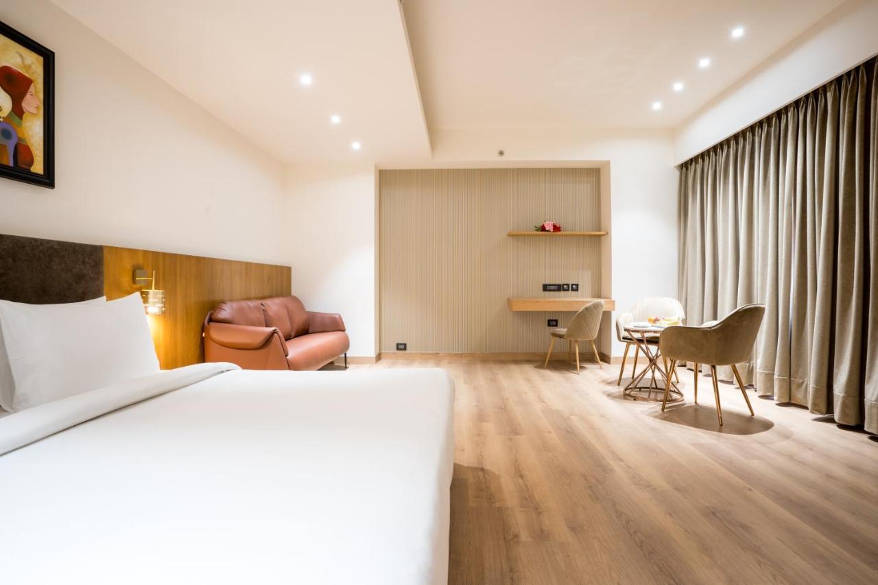 Dayal Gateway Hotel Лакнау Екстериор снимка
