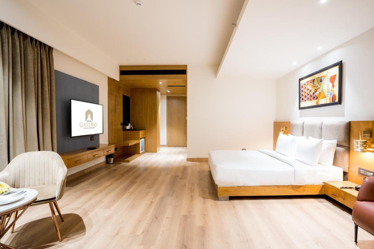 Dayal Gateway Hotel Лакнау Екстериор снимка