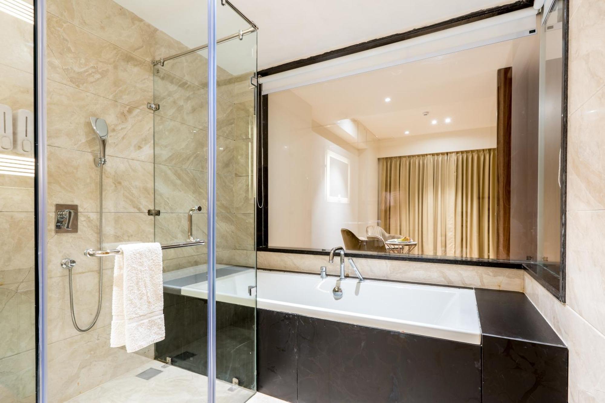 Dayal Gateway Hotel Лакнау Екстериор снимка